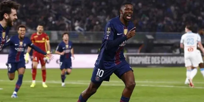 巴黎球星登贝莱现身慈善音乐会献唱，观众高呼金球奖致敬|乌斯曼·登贝莱|法国|巴黎圣日耳曼|里尔|流行乐_新浪体育_新浪新闻